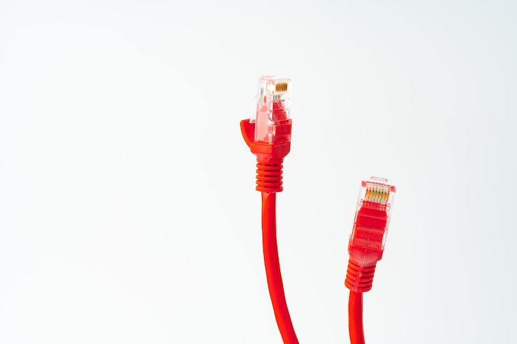 Foto el cable de red aislado en un fondo blanco de estudio