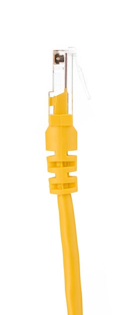 Foto cable de red amarillo cat6 flat 2m rj45 lan internet aislado sobre fondo blanco.