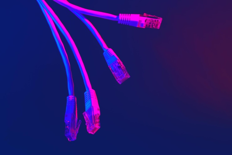 Foto cable de red de tecnología moderna en luz de neón