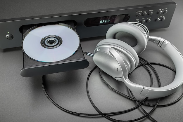Cable de reproductor de CD y auriculares para escuchar música bandeja de CD abierta primer plano