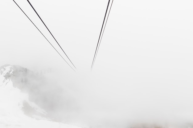 cable a través de la niebla en los Alpes