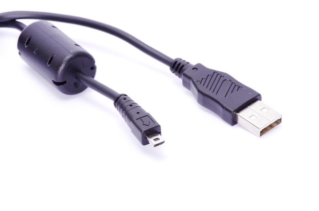 Cable USB aislado en blanco