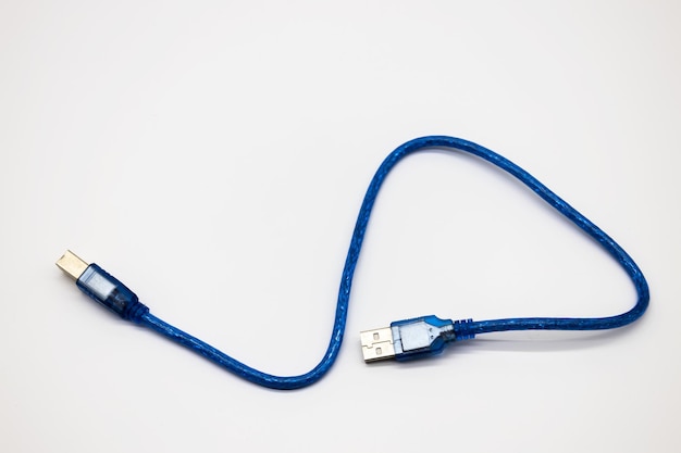 Cable usb azul aislado en equipo de tecnología de tierra blanca