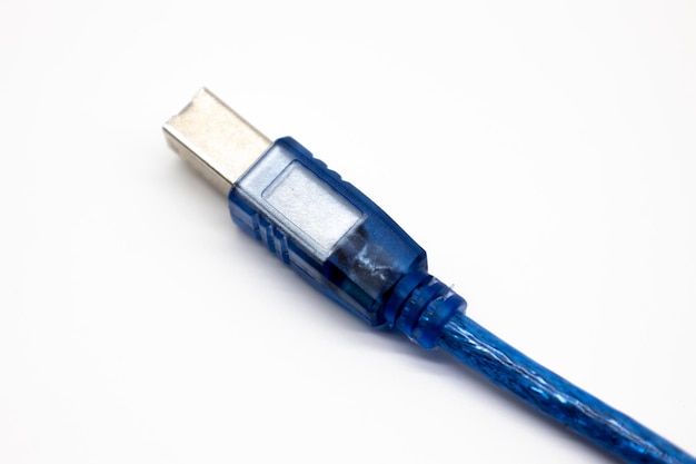 Cable usb azul aislado en equipo de tecnología de tierra blanca