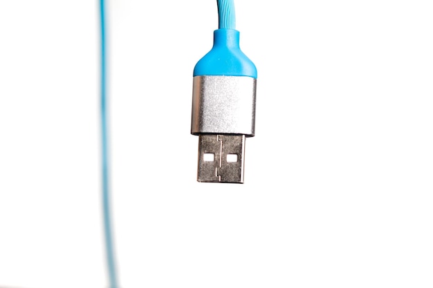 Cable USB azul sobre fondo blanco.