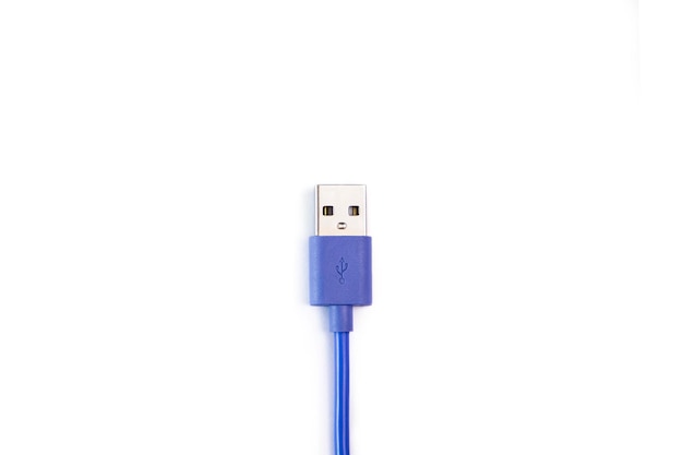 Cable USB azul sobre una vista superior de fondo blanco plano