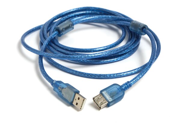 El cable USB es azul sobre un fondo blanco.