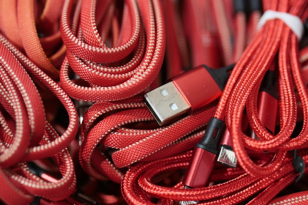 Cable USB rojo y azul para smartphone