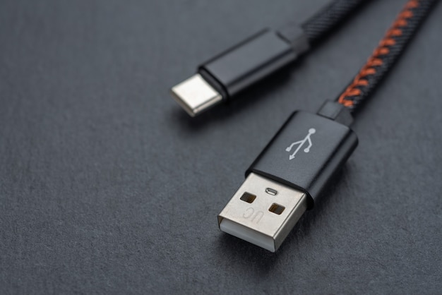 Cable USB tipo C con cable sobre un fondo oscuro.