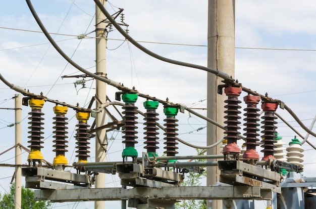 Foto cables de alta tensión con aisladores