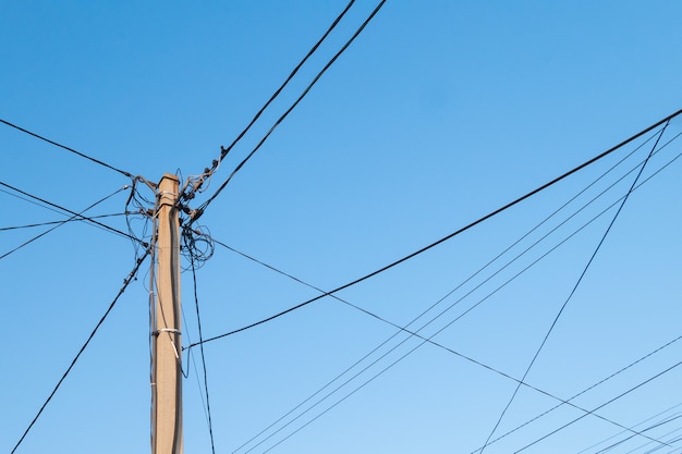 Cables de alta tensión al aire libre sobre fondo de cielo.