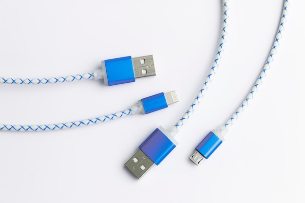 Foto cables de carga usb para teléfonos inteligentes y tabletas en la vista superior