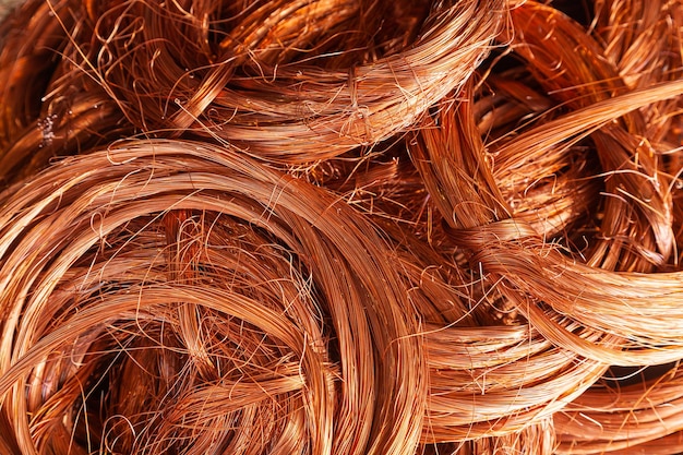Los cables de cobre desmontados se retorcen y se recogen en un montón de primer plano