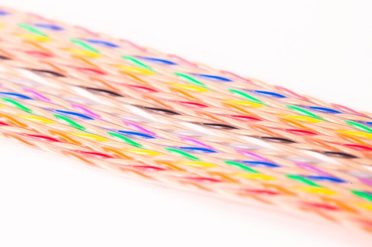 Foto los cables de colores de primer plano se encuentran uno al lado del otro en una mesa blanca durante la producción de supercomputadoras y equipos de oficina. concepto para la producción de teléfonos inteligentes y tabletas. espacio publicitario