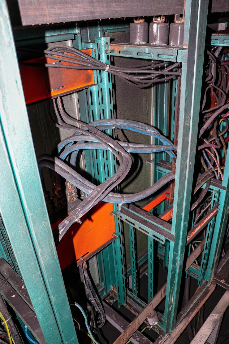 Foto cables y componentes de paneles eléctricos