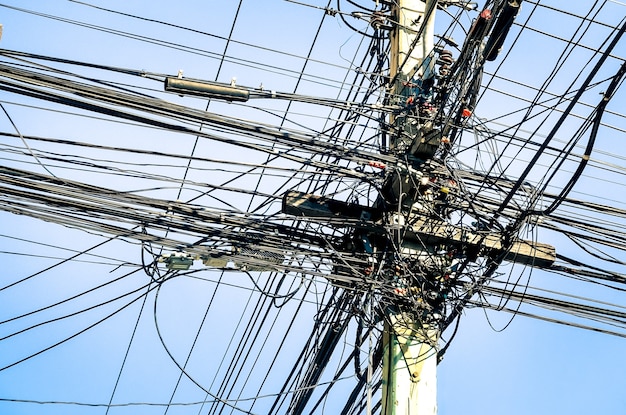 Cables eléctricos desordenados en tailandia: tecnología de fibra óptica descubierta al aire libre en ciudades asiáticas