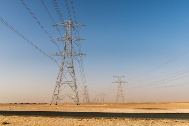 Cables eléctricos gigantes en el desierto