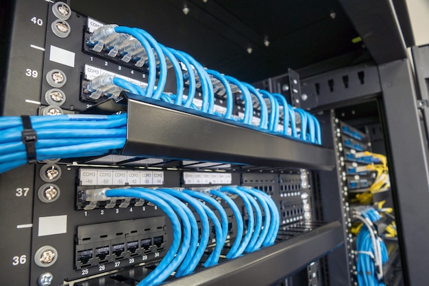 Cables Ethernet y panel de ruta en armario rack