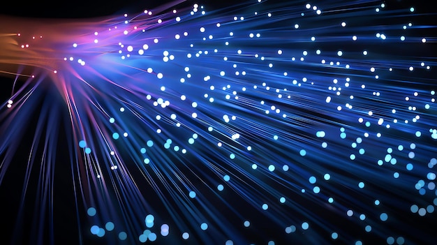 Cables de fibra óptica digital abstractos que brillan con una brillante luz rosa azul y naranja contra un fondo negro