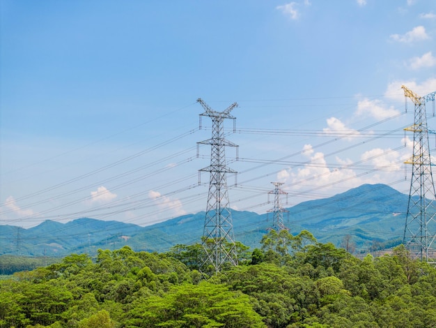 Cables de línea de alta tensión en las montañas