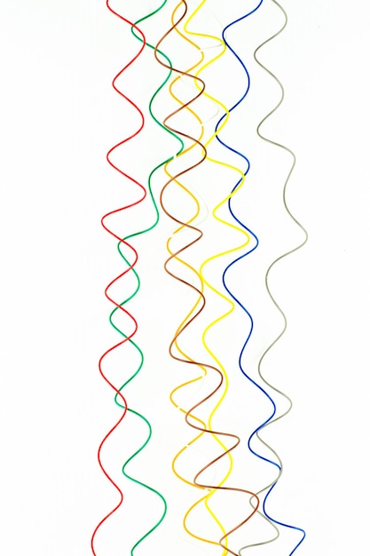 Cables ondulados y coloridos sobre un fondo blanco