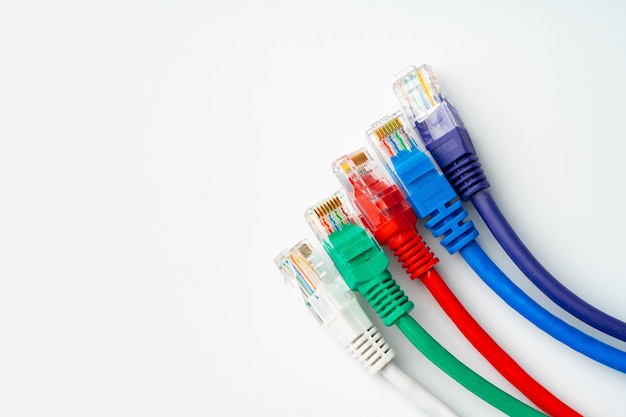 Los cables de red de colores se convierten en fondo blanco