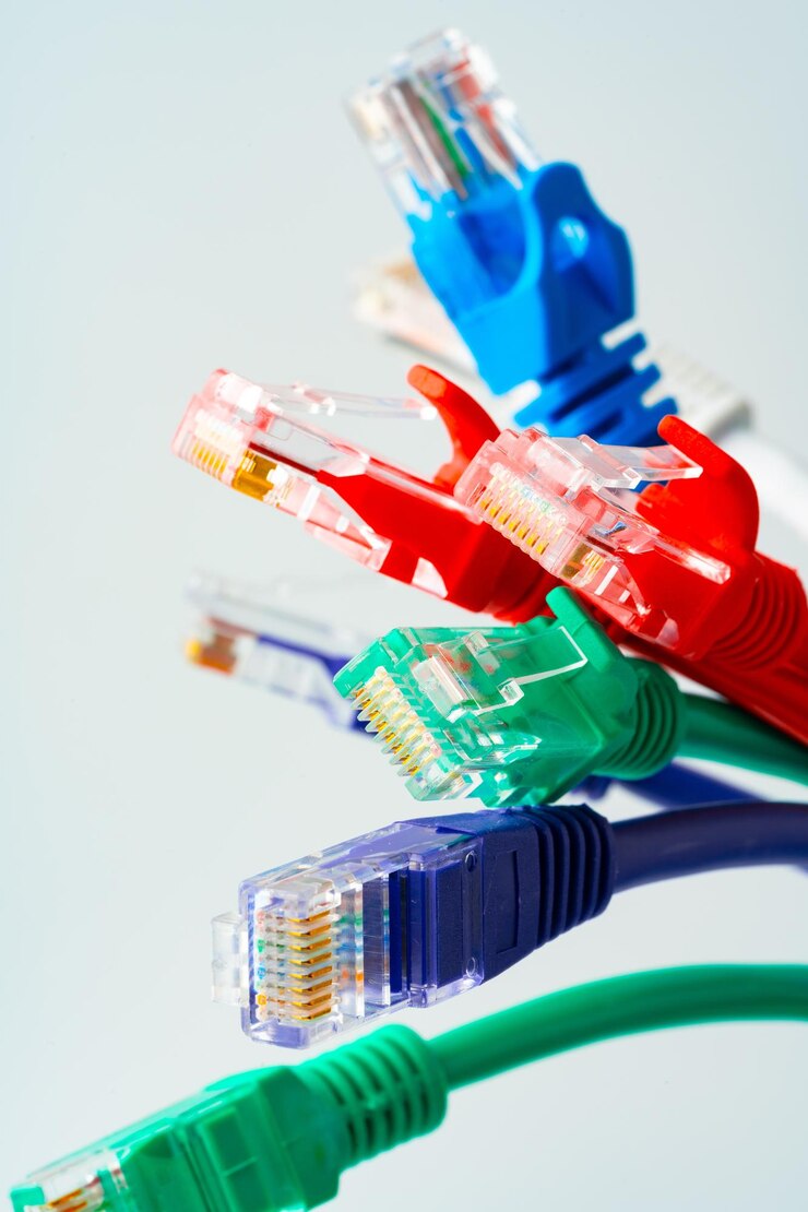 Foto los cables de red de colores se convierten en fondo blanco