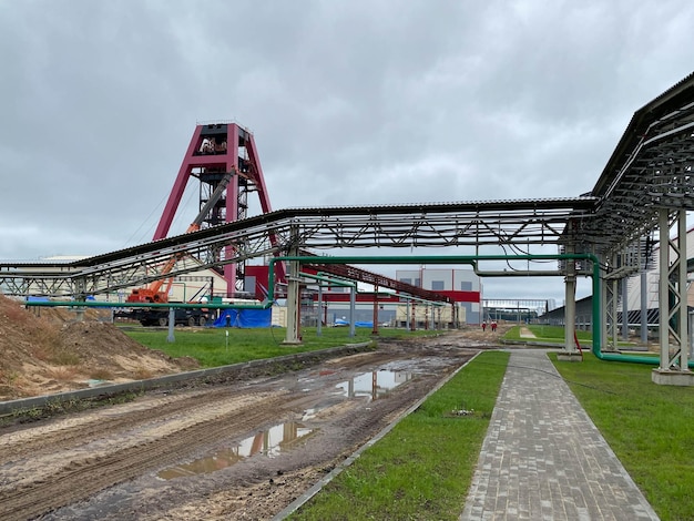 Cables y tuberías de equipos que se encuentran dentro de una planta de energía industrial moderna Zona industrial