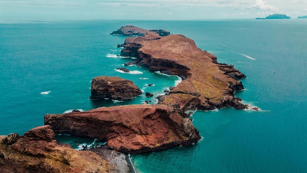 Cabo da península nas falésias do Oceano Atlântico rochas na Madeira Portugal Fotografias aéreas de drone