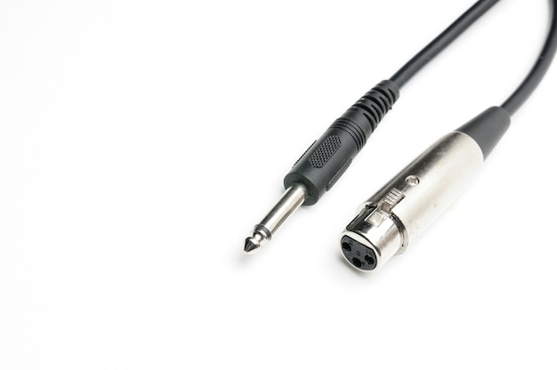 Cabo de áudio com conectores jack XLR e TRS para microfones e equipamento de áudio profissional em um fundo branco isolado