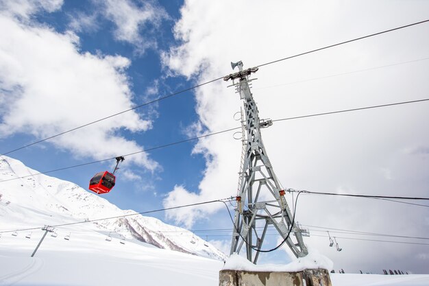 cabo de esqui sobre a montanha de neve