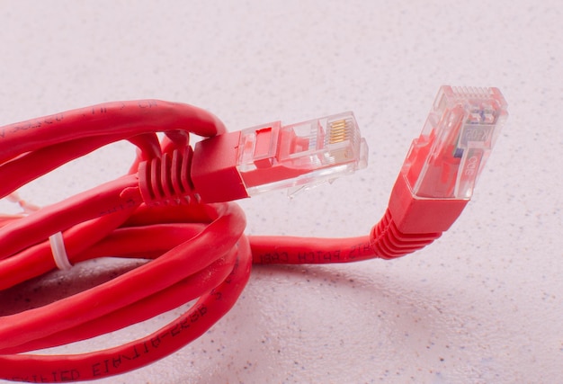 Cabo de rede R45 O RJ45 é semelhante ao RJ11, exceto que os conectores geralmente têm oito pinos e servem como interface para dados ou redes Ethernet em vez de redes telefônicas