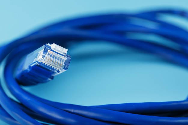 Foto cabo de remendo de cabo ethernet azul em um fundo azul com espaço livre