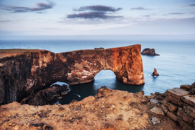 Foto cabo dyrholaey en el sur de islandia. paisaje costero