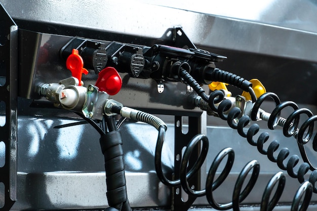 Foto cabo espiral conectando cabine e reboque do caminhão mangueiras pneumáticas e cabos elétricos no acoplador do engate entre um caminhão trator e seu semirreboque sistema de controle hidráulico em carros novos