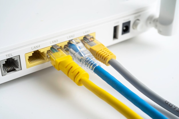 cabo Ethernet com roteador sem fios ligado à rede de serviços de Internet do fornecedor de serviços de internet