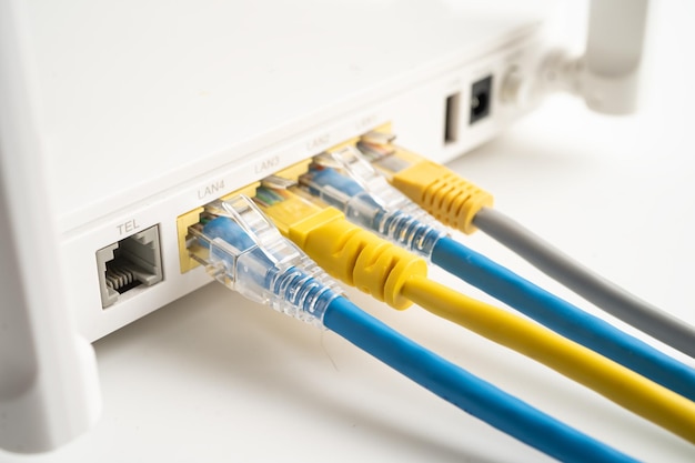 cabo Ethernet com roteador sem fios ligado à rede de serviços de Internet do fornecedor de serviços de internet