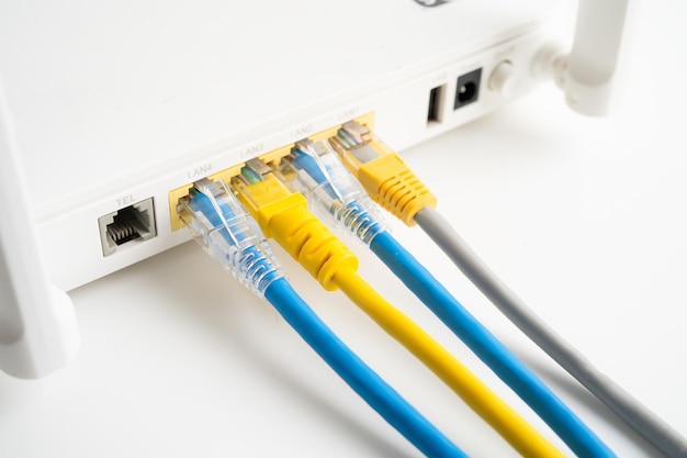 cabo Ethernet com roteador sem fios ligado à rede de serviços de Internet do fornecedor de serviços de internet