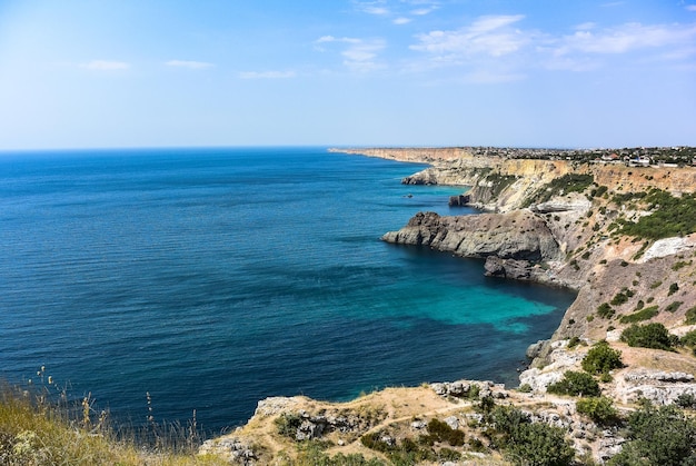 Cabo Fiolent en Balaklava Rusia Vista desde lo alto del acantilado mar azul día soleado contra un cielo despejado