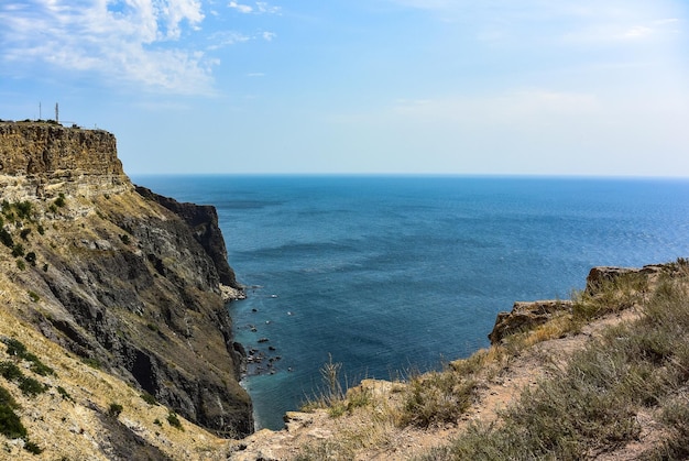 Cabo Fiolent en Balaklava Rusia Vista desde lo alto del acantilado mar azul día soleado contra un cielo despejado