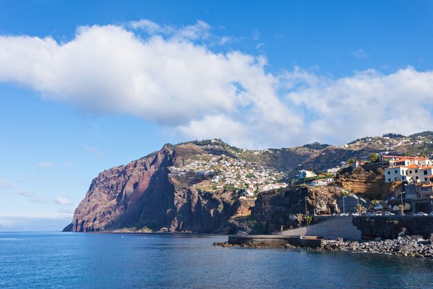 Cabo Girao es un acantilado ubicado a lo largo de la costa sur de la isla de Madeira, Portugal