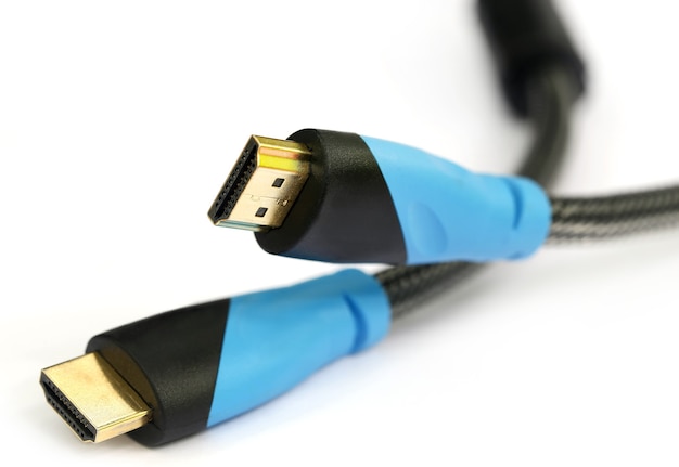 Cabo HDMI sobre fundo branco