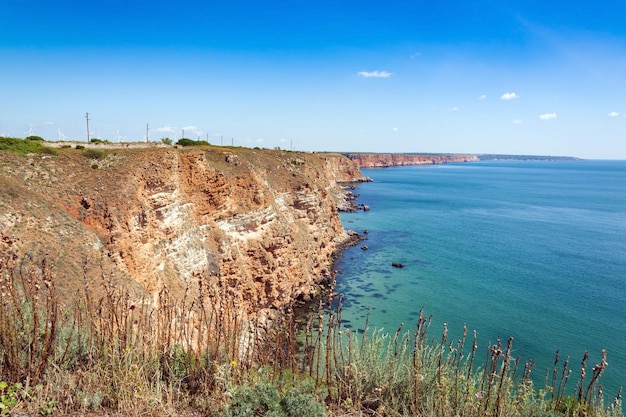 Foto cabo kaliakra no mar negro na bulgária vista do mar e rochas