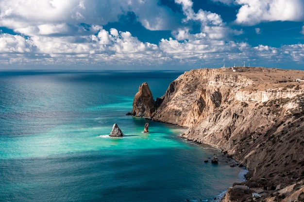 Cabo na água azul do mar após nuvens de tempestade