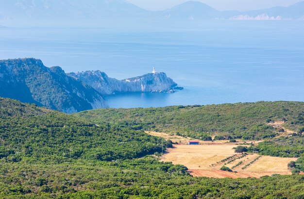 Cabo sul da ilha e farol de Lefkas (Lefkada, Grécia, mar Jônico). Vista de cima.