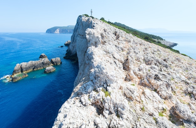 Cabo sul rochoso da ilha e farol de Lefkas (Grécia, mar Jônico)