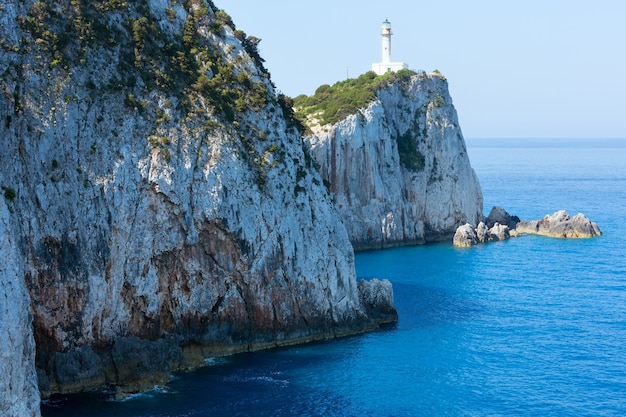 Cabo sul rochoso da ilha e farol de Lefkas (Grécia, mar Jônico)