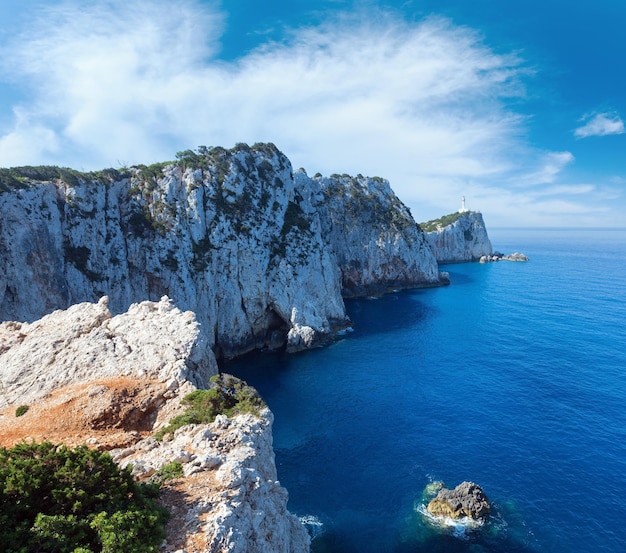 Cabo sur rocoso de la isla y el faro de Lefkas Grecia Mar Jónico