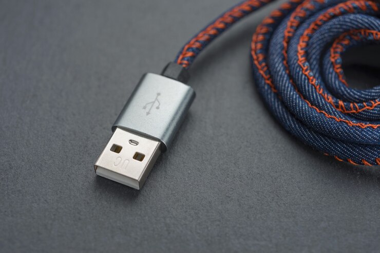 Foto cabo usb com cabo contra um fundo escuro.
