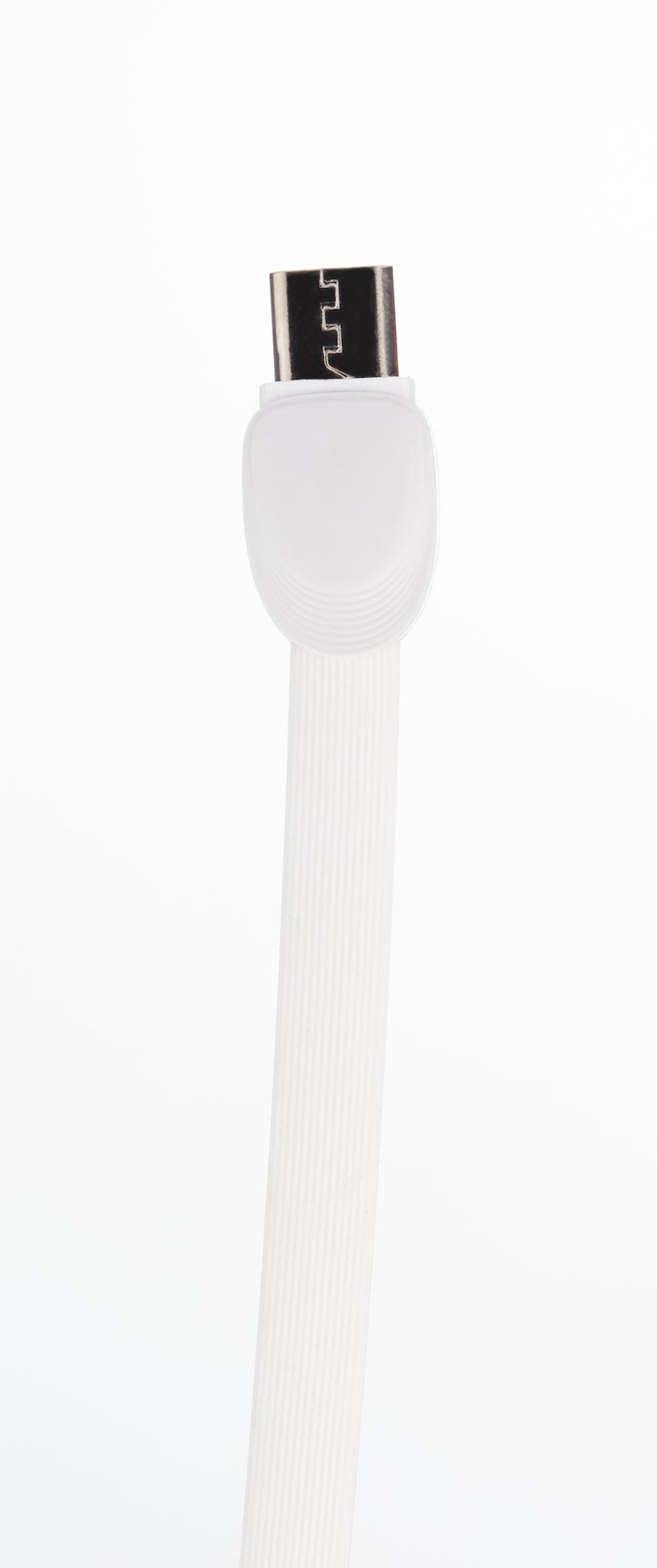 Foto cabo usb do carregador em fundo branco